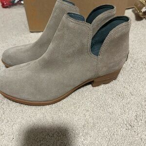 Sorel Size 7.5 low boot  NWOT